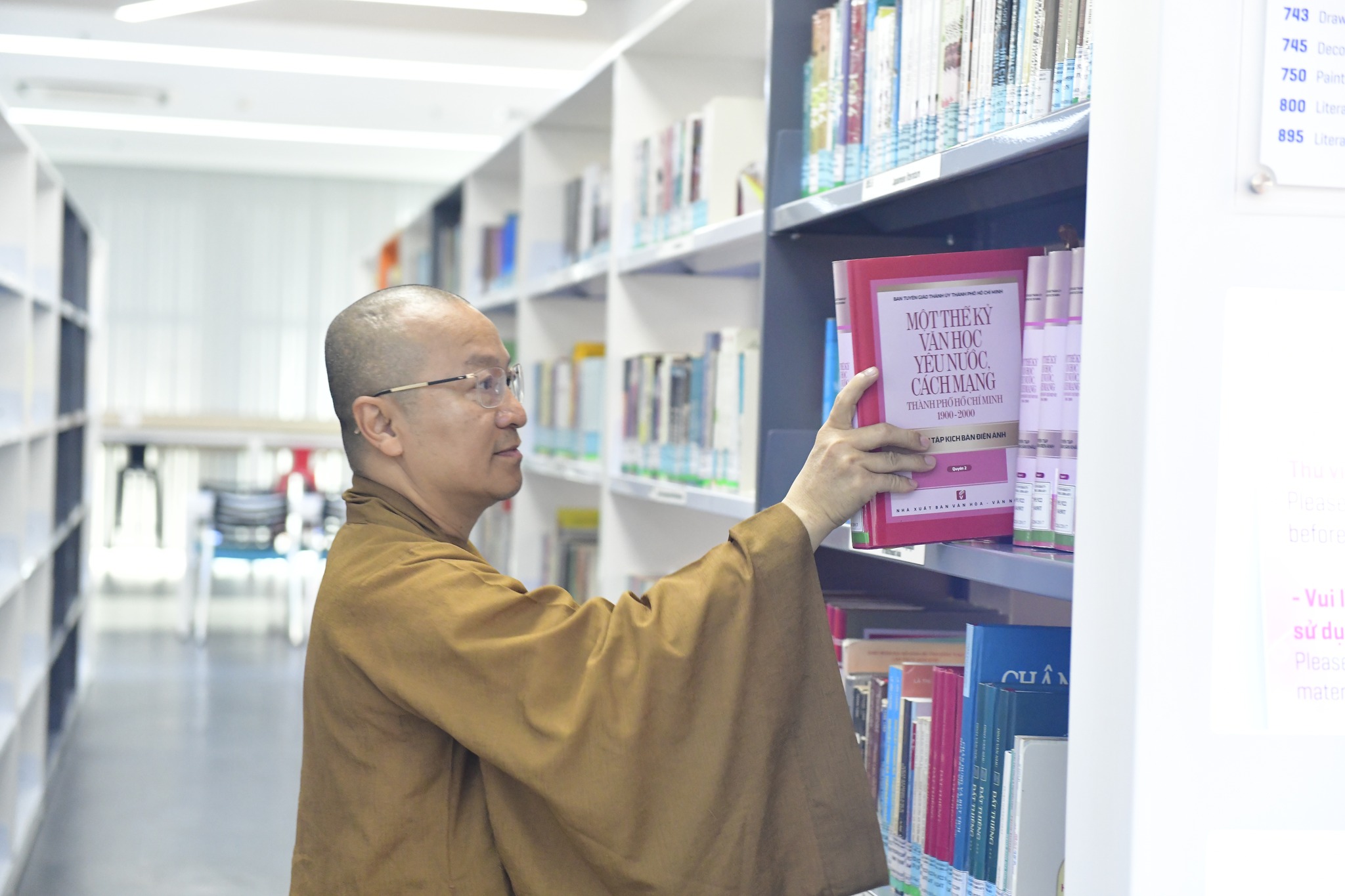 Chư Tôn đức trong Hội đồng Điều hành Học viện PGVN tại Tp. HCM đến tham quan Thư viện ĐH Tôn Đức Thắng
