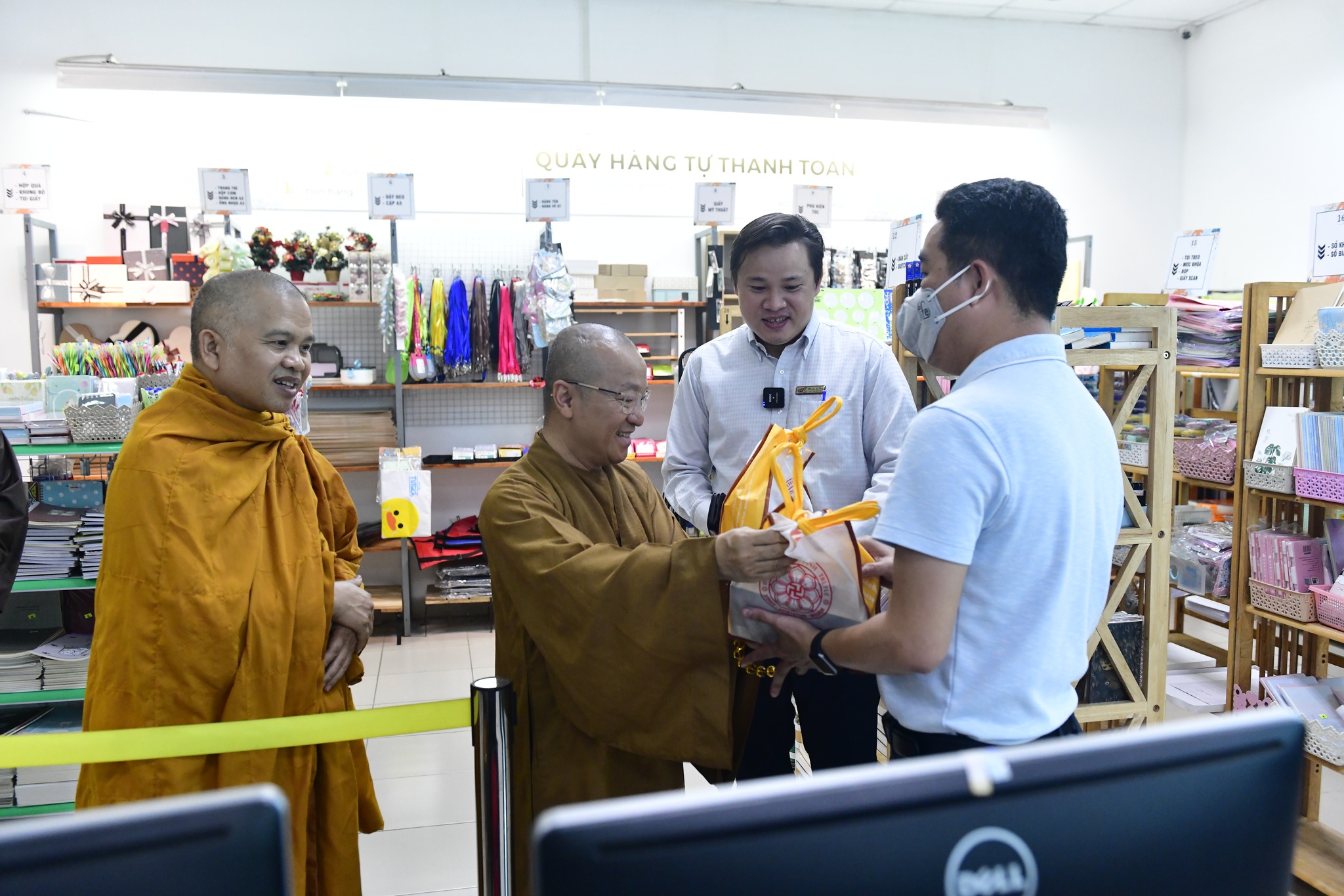 Chư Tôn đức trong Hội đồng Điều hành Học viện PGVN tại Tp. HCM đến tham quan Thư viện ĐH Tôn Đức Thắng