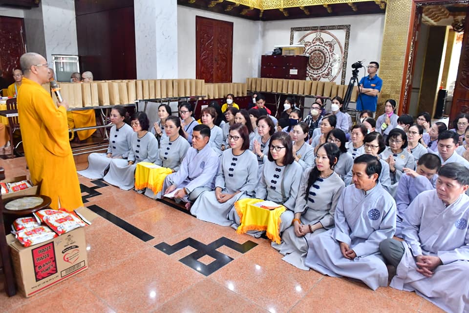 Quỹ Đạo Phật Ngày Nay trang nghiêm cúng dường chư Tăng quận 10 nhân lễ bố-tát tại Chùa Giác Ngộ