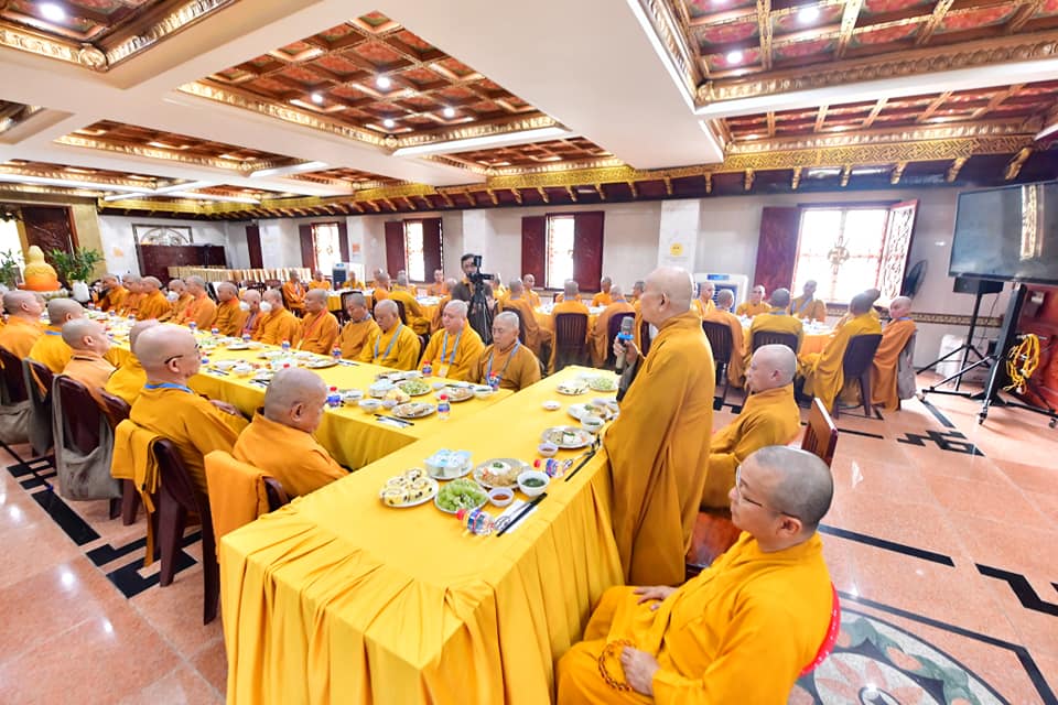 Quỹ Đạo Phật Ngày Nay trang nghiêm cúng dường chư Tăng quận 10 nhân lễ bố-tát tại Chùa Giác Ngộ