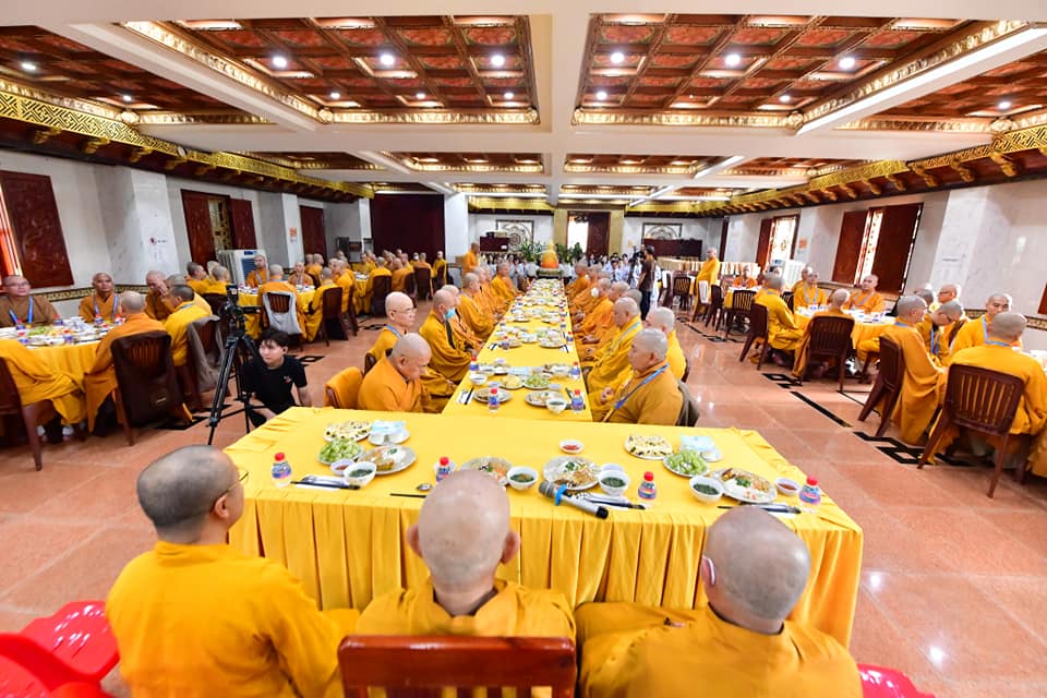Quỹ Đạo Phật Ngày Nay trang nghiêm cúng dường chư Tăng quận 10 nhân lễ bố-tát tại Chùa Giác Ngộ