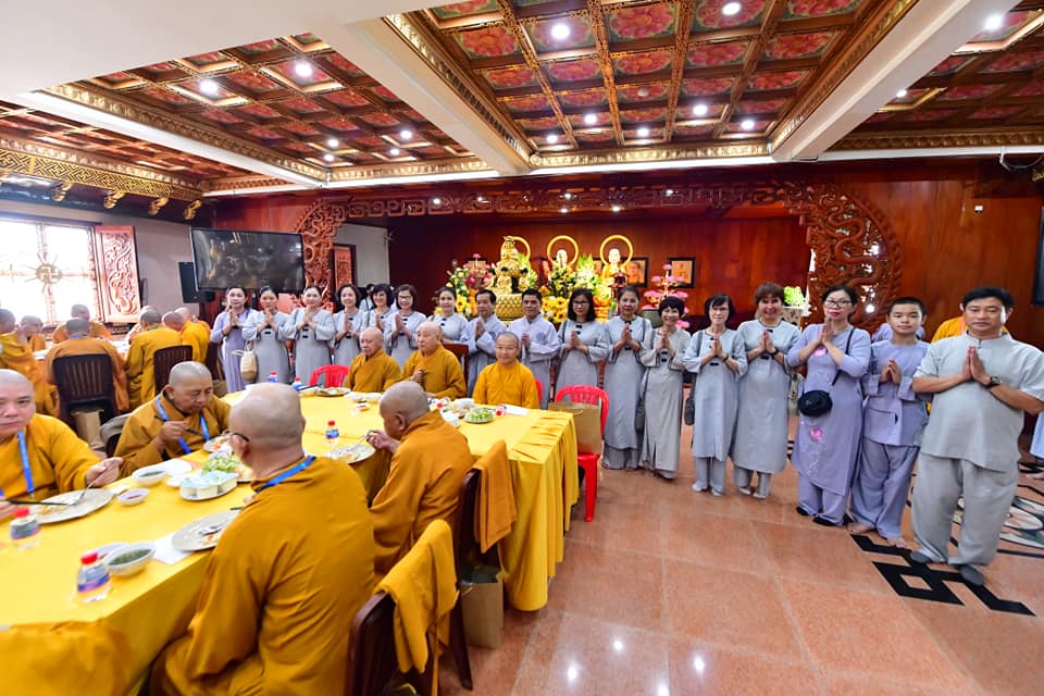 Quỹ Đạo Phật Ngày Nay trang nghiêm cúng dường chư Tăng quận 10 nhân lễ bố-tát tại Chùa Giác Ngộ