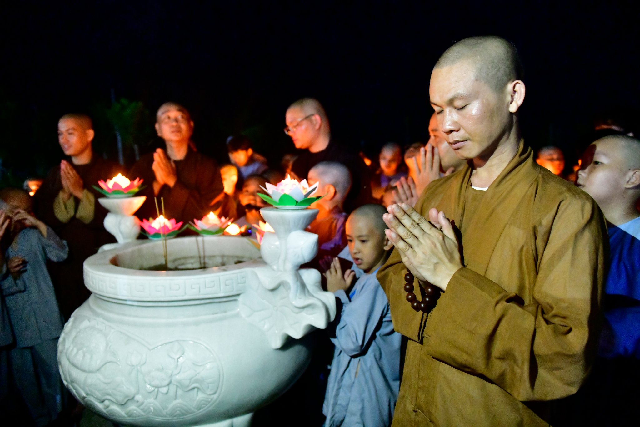 Thiêng liêng lễ &quot;Thắp nến tri ân cha mẹ&quot; trong Khóa tu Xuất Gia Báo Hiếu
