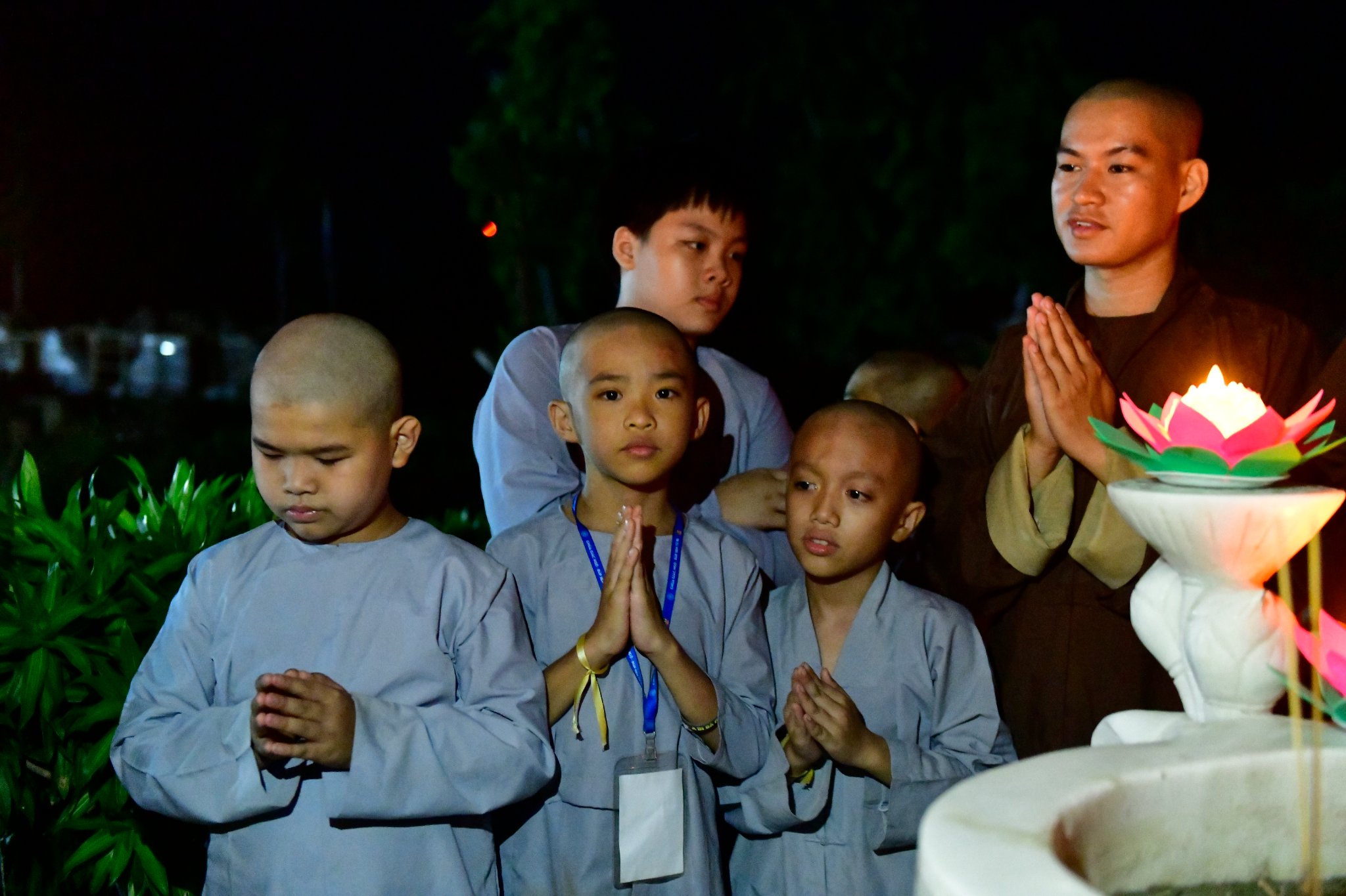 Thiêng liêng lễ &quot;Thắp nến tri ân cha mẹ&quot; trong Khóa tu Xuất Gia Báo Hiếu