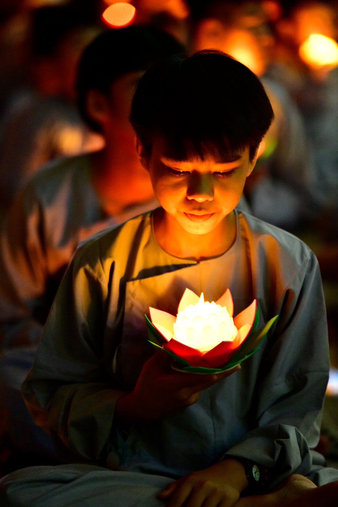 Thiêng liêng lễ &quot;Thắp nến tri ân cha mẹ&quot; trong Khóa tu Xuất Gia Báo Hiếu