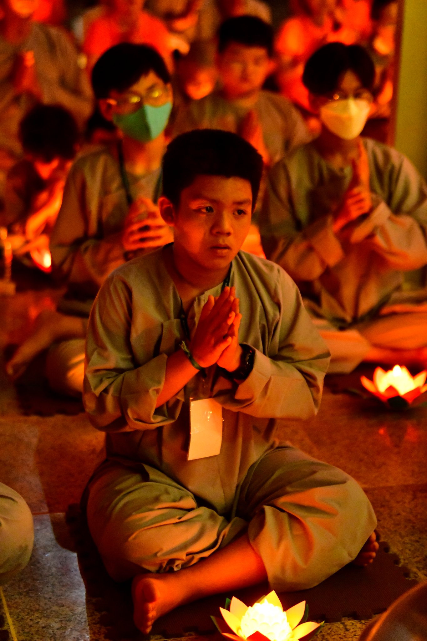 Thiêng liêng lễ &quot;Thắp nến tri ân cha mẹ&quot; trong Khóa tu Xuất Gia Báo Hiếu