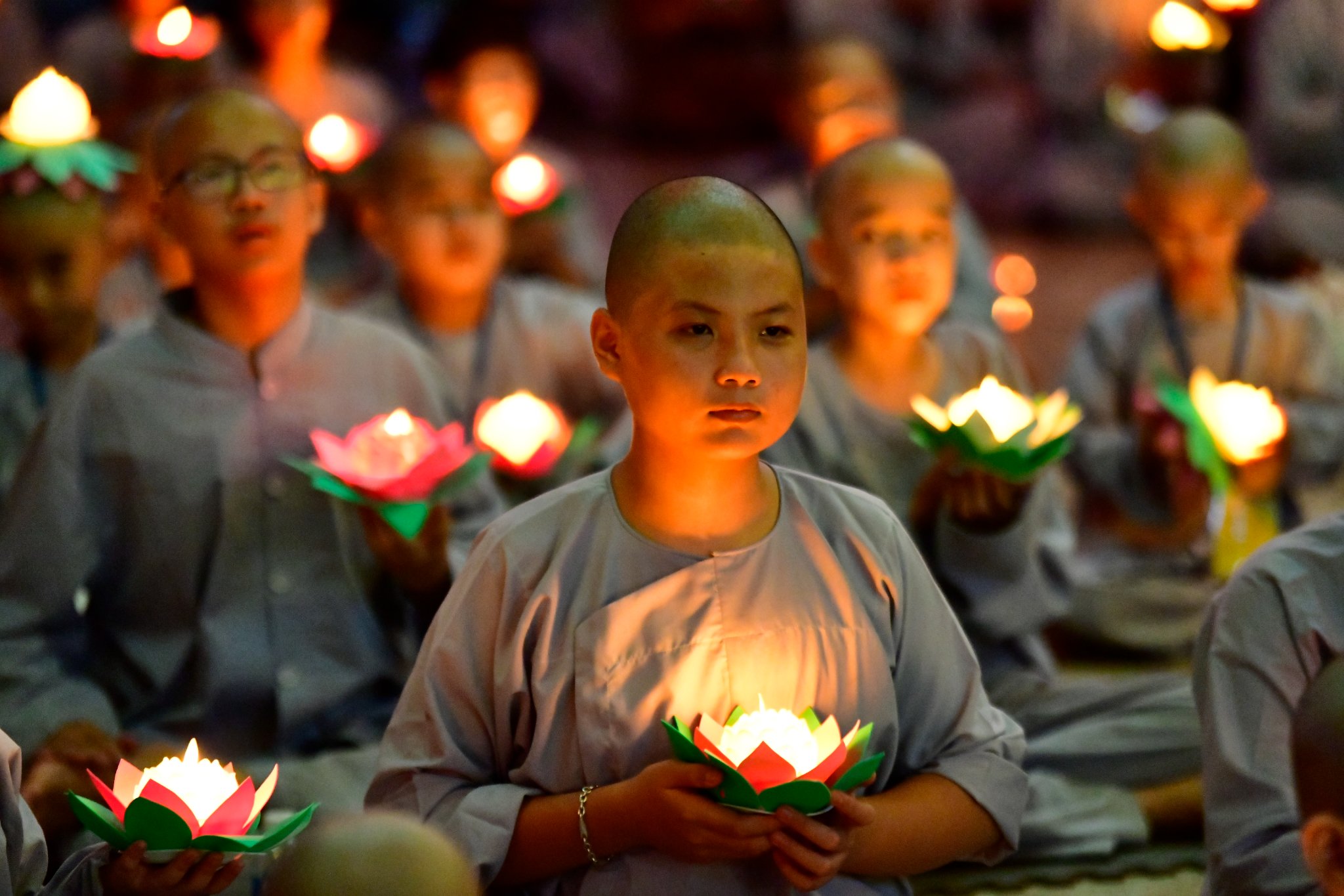 Thiêng liêng lễ &quot;Thắp nến tri ân cha mẹ&quot; trong Khóa tu Xuất Gia Báo Hiếu