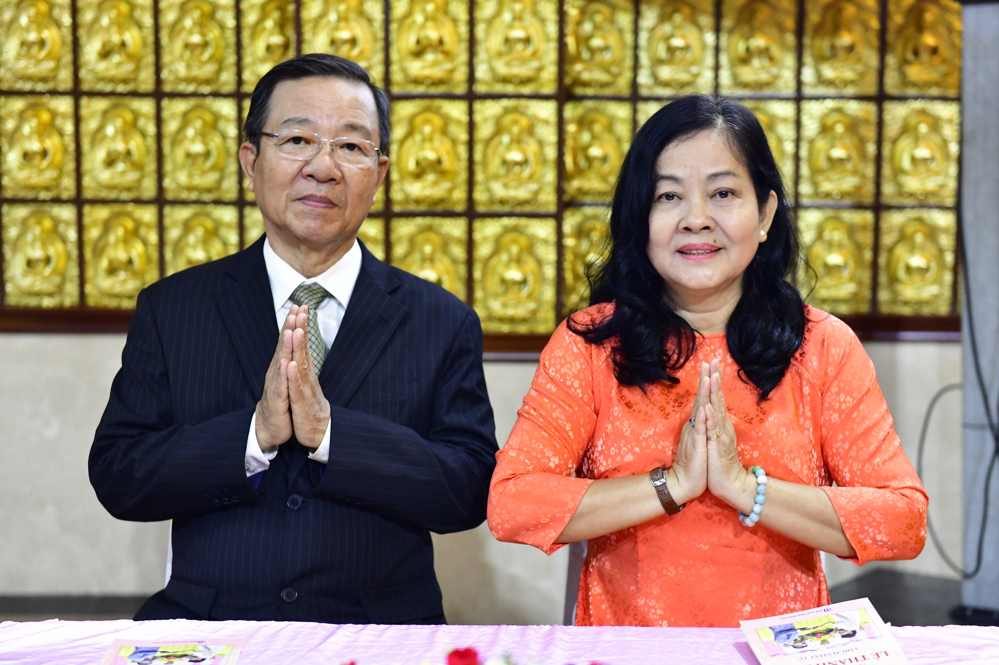 Vợ chồng xem nhau như đóa hoa, hôn nhân hạnh phúc mãi đến già
