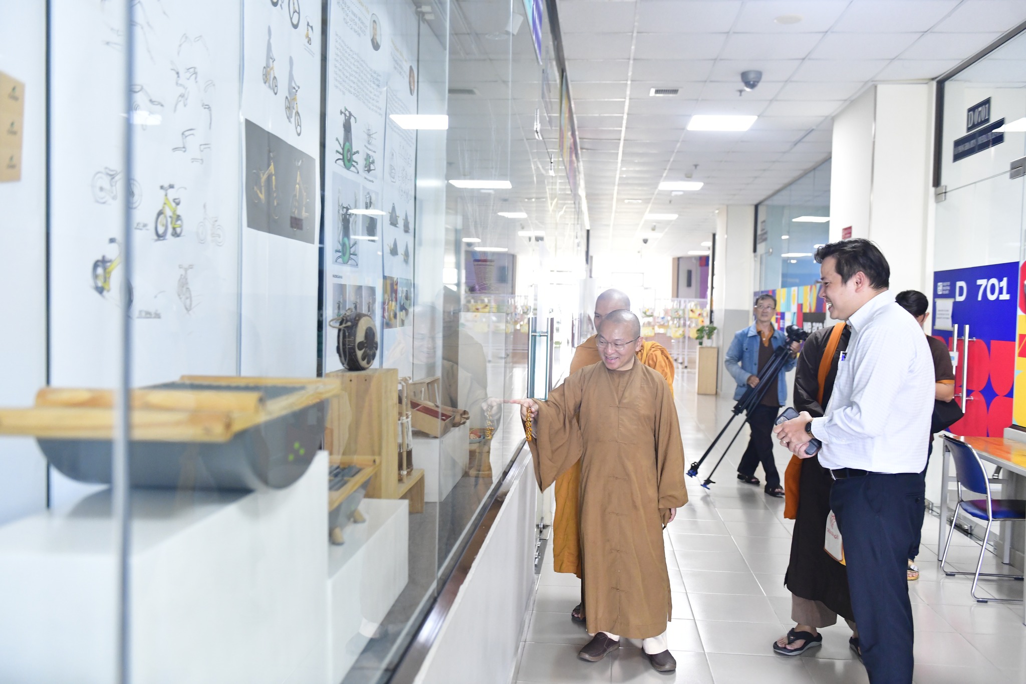 Chư Tôn đức trong Hội đồng Điều hành Học viện PGVN tại Tp. HCM đến tham quan Thư viện ĐH Tôn Đức Thắng