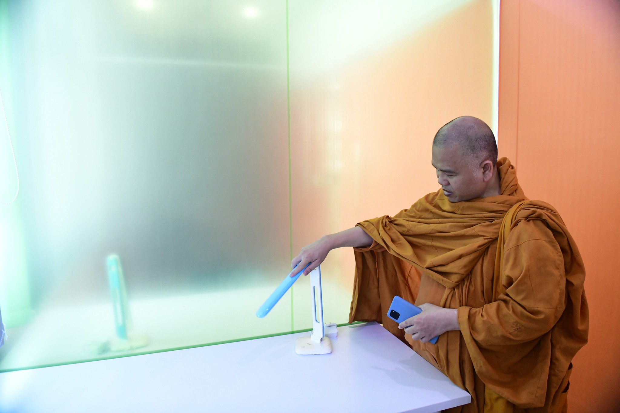 Chư Tôn đức trong Hội đồng Điều hành Học viện PGVN tại Tp. HCM đến tham quan Thư viện ĐH Tôn Đức Thắng