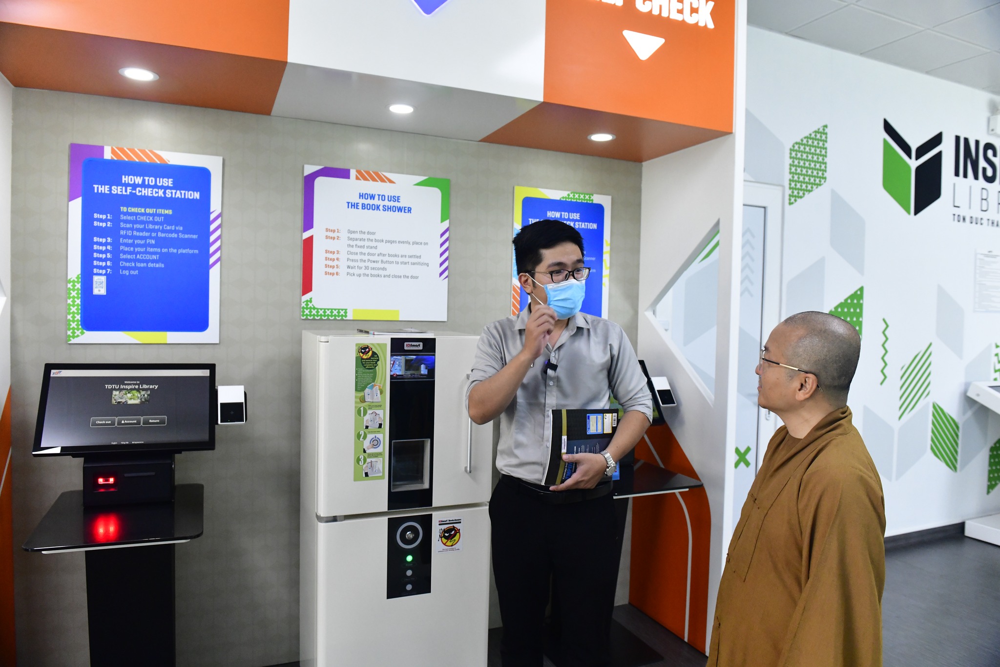 Chư Tôn đức trong Hội đồng Điều hành Học viện PGVN tại Tp. HCM đến tham quan Thư viện ĐH Tôn Đức Thắng