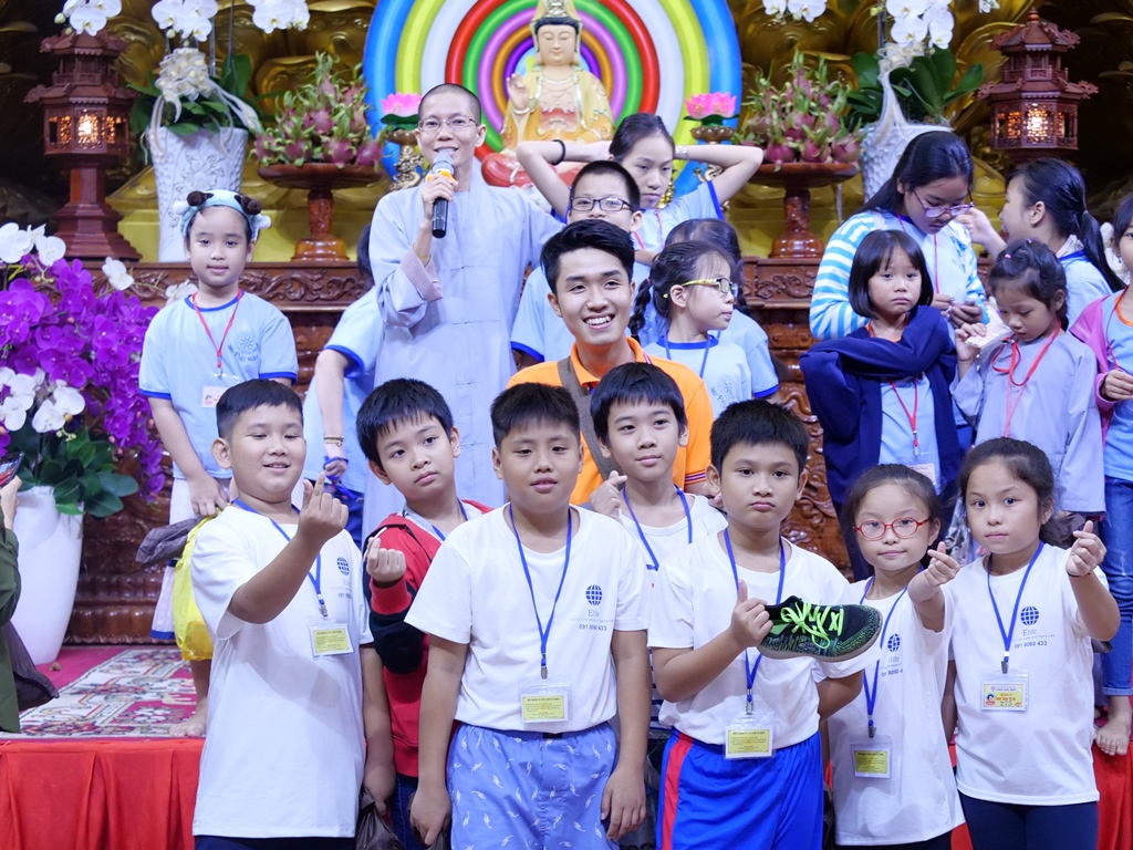 Khóa tu Búp Sen Từ Bi ngày 18/06/2022: Chớ xem thường việc giáo dục đạo đức trẻ thơ