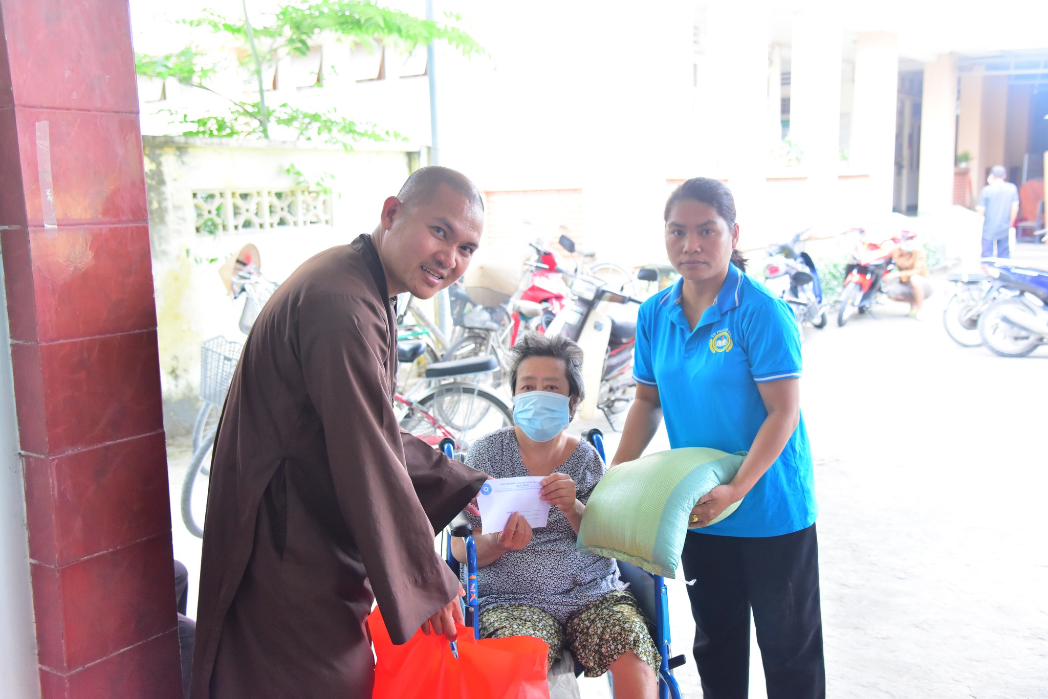 Quỹ Đạo Phật Ngày Nay trao 300 phần quà cho các hộ khó khăn tại xã Phước Vĩnh An huyện Củ Chi