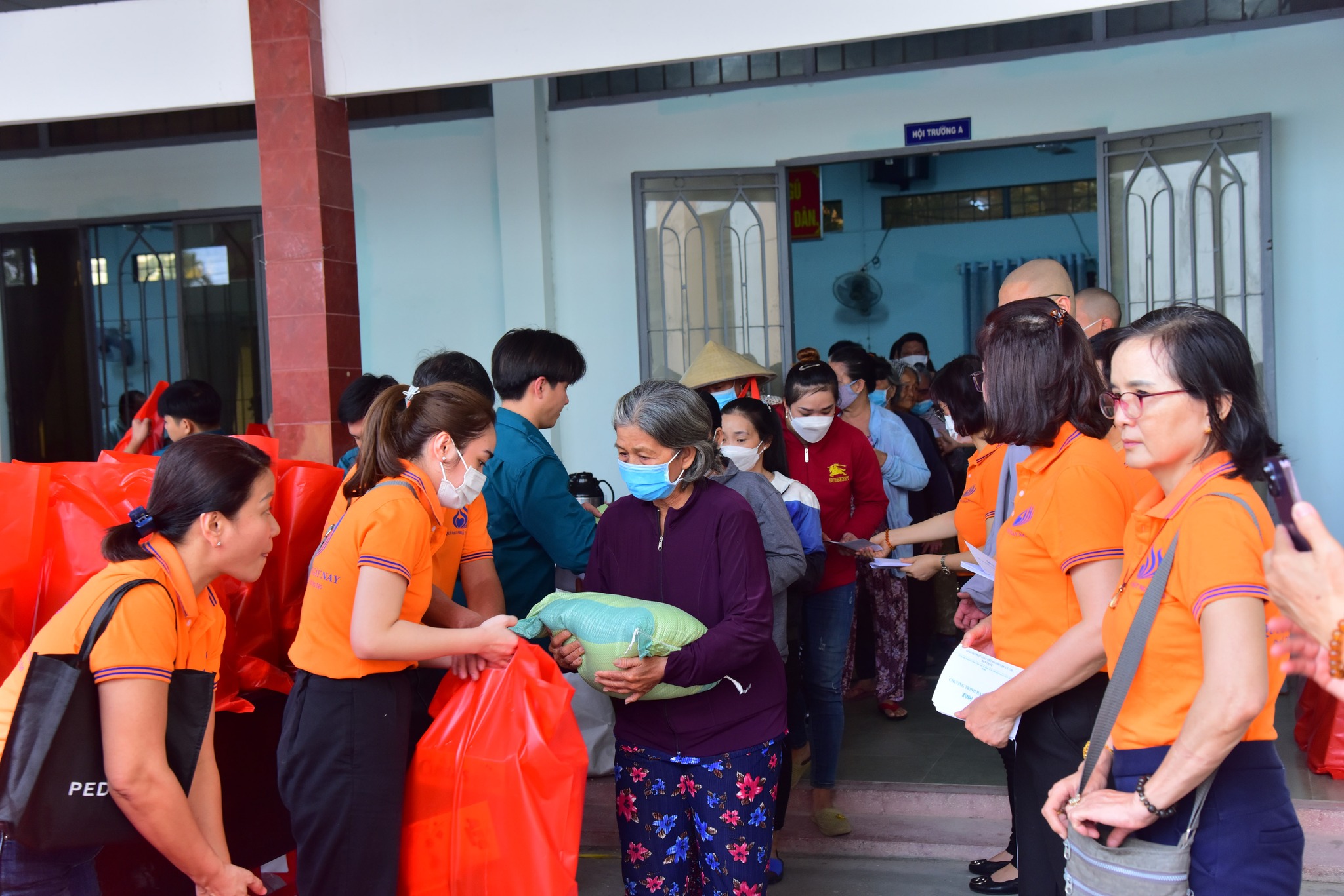 Quỹ Đạo Phật Ngày Nay trao 300 phần quà cho các hộ khó khăn tại xã Phước Vĩnh An huyện Củ Chi