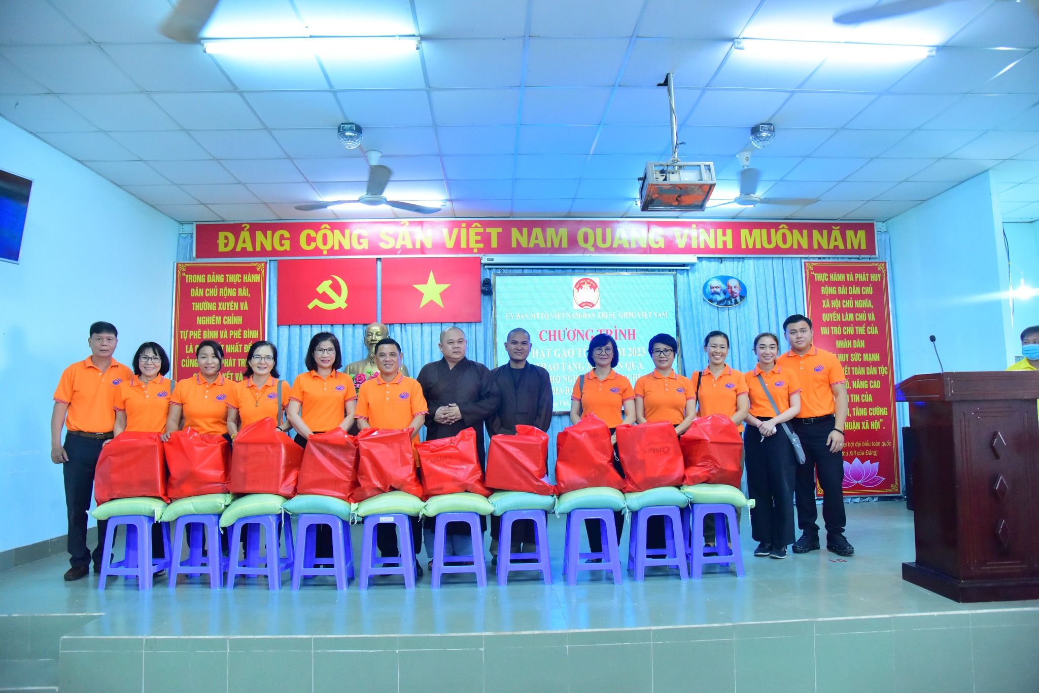 Quỹ Đạo Phật Ngày Nay trao 300 phần quà cho các hộ khó khăn tại xã Phước Vĩnh An huyện Củ Chi