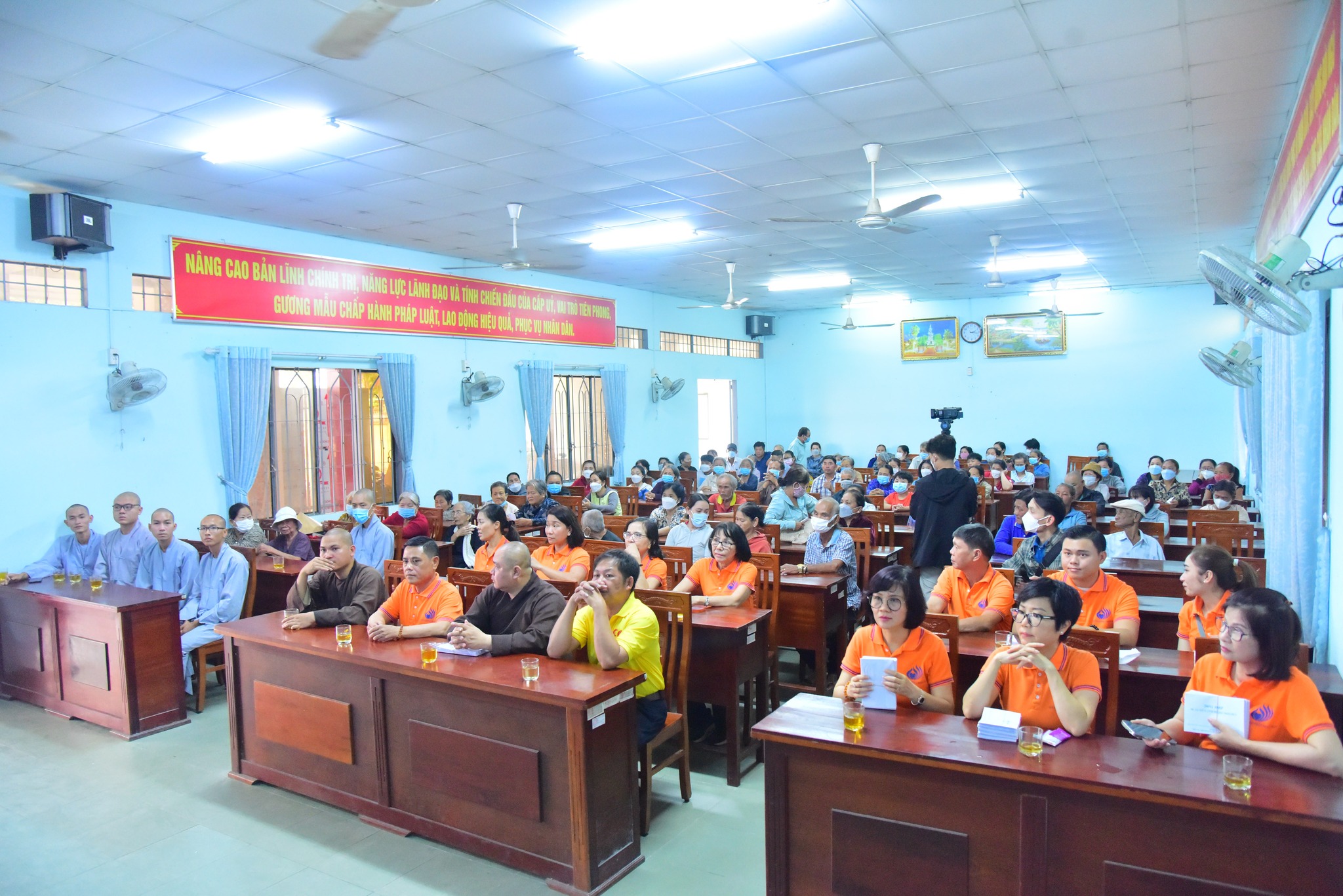 Quỹ Đạo Phật Ngày Nay trao 300 phần quà cho các hộ khó khăn tại xã Phước Vĩnh An huyện Củ Chi