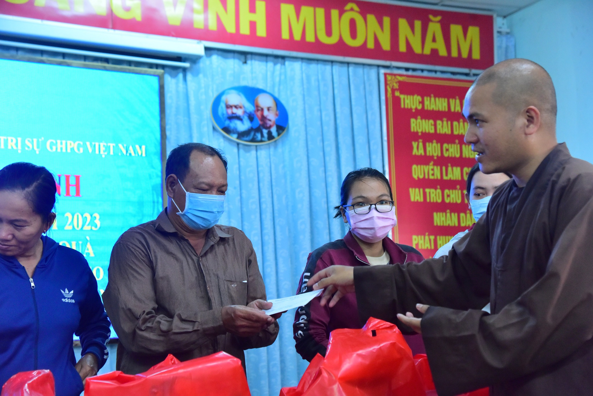 Quỹ Đạo Phật Ngày Nay trao 300 phần quà cho các hộ khó khăn tại xã Phước Vĩnh An huyện Củ Chi