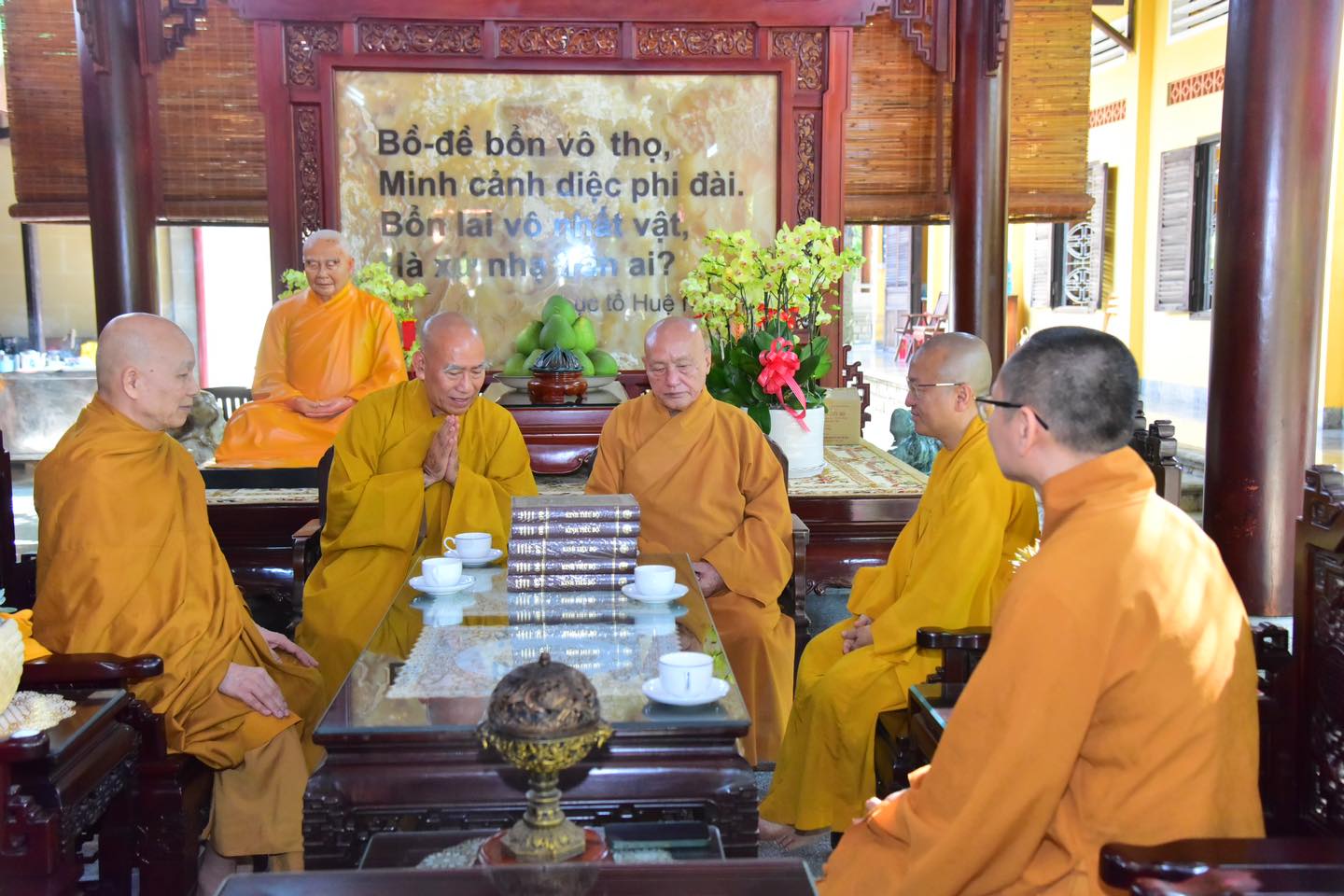 Viện Nghiên cứu Phật học Việt Nam và Học viện Phật giáo Việt Nam tại TP.HCM cúng dường Đại tạng Kinh Phật giáo Việt Nam cho thiền viện Thượng Chiếu