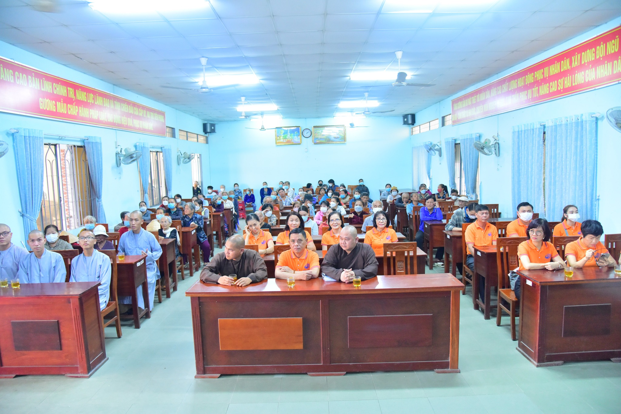 Quỹ Đạo Phật Ngày Nay trao 300 phần quà cho các hộ khó khăn tại xã Phước Vĩnh An huyện Củ Chi