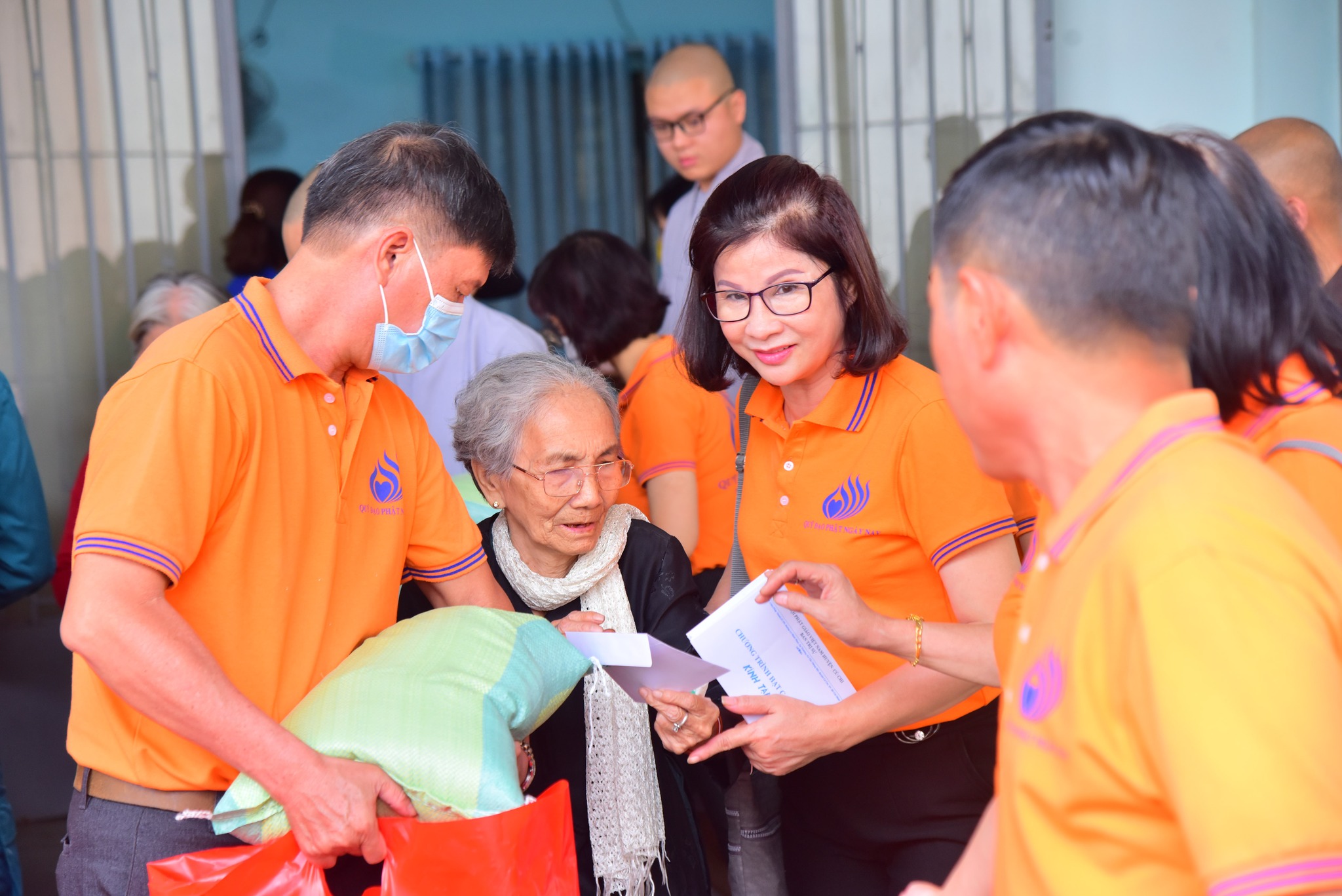 Quỹ Đạo Phật Ngày Nay trao 300 phần quà cho các hộ khó khăn tại xã Phước Vĩnh An huyện Củ Chi