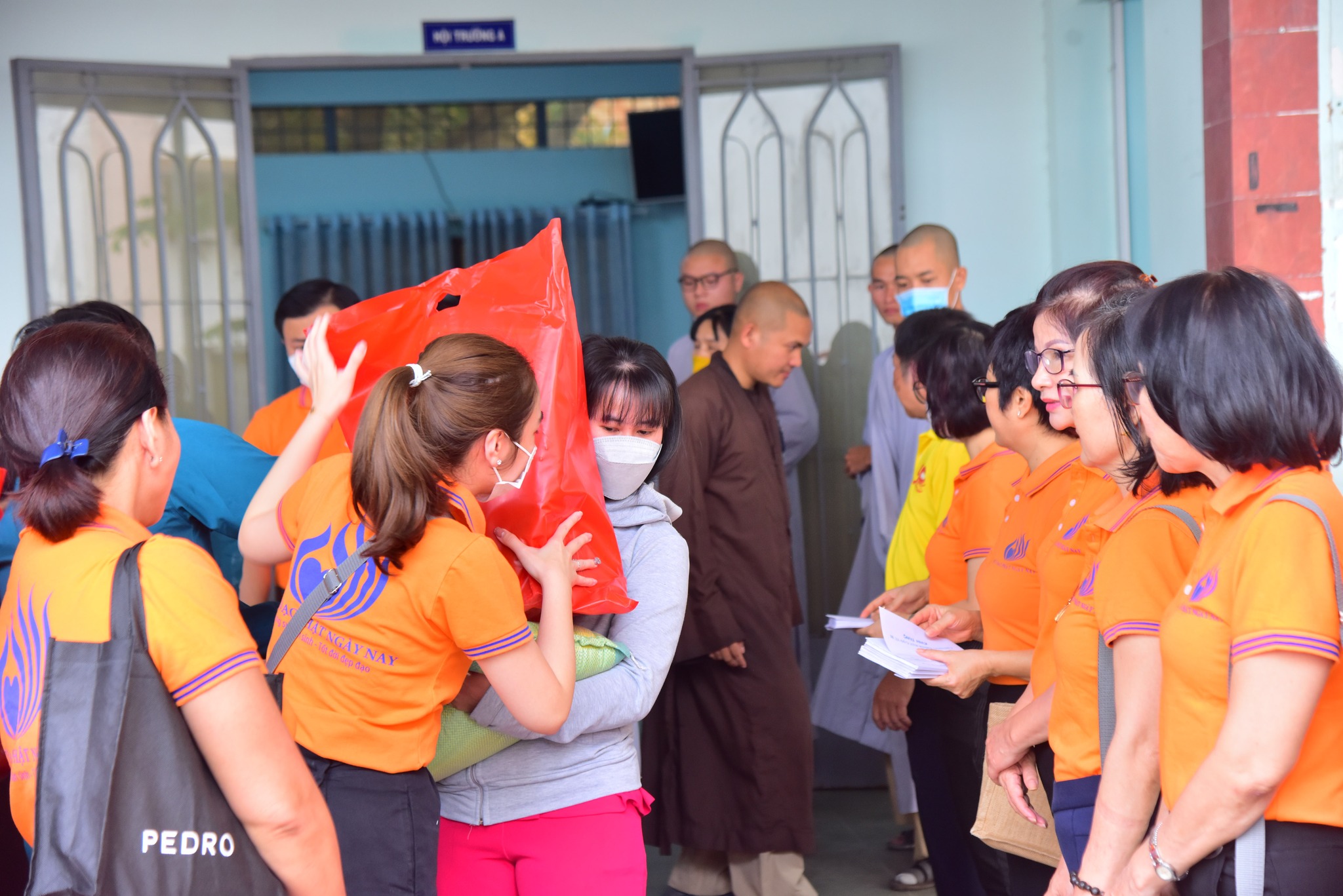 Quỹ Đạo Phật Ngày Nay trao 300 phần quà cho các hộ khó khăn tại xã Phước Vĩnh An huyện Củ Chi