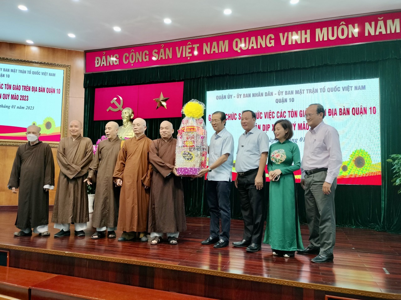 Gặp gỡ các chức sắc tôn giáo trên địa bàn Quận 10