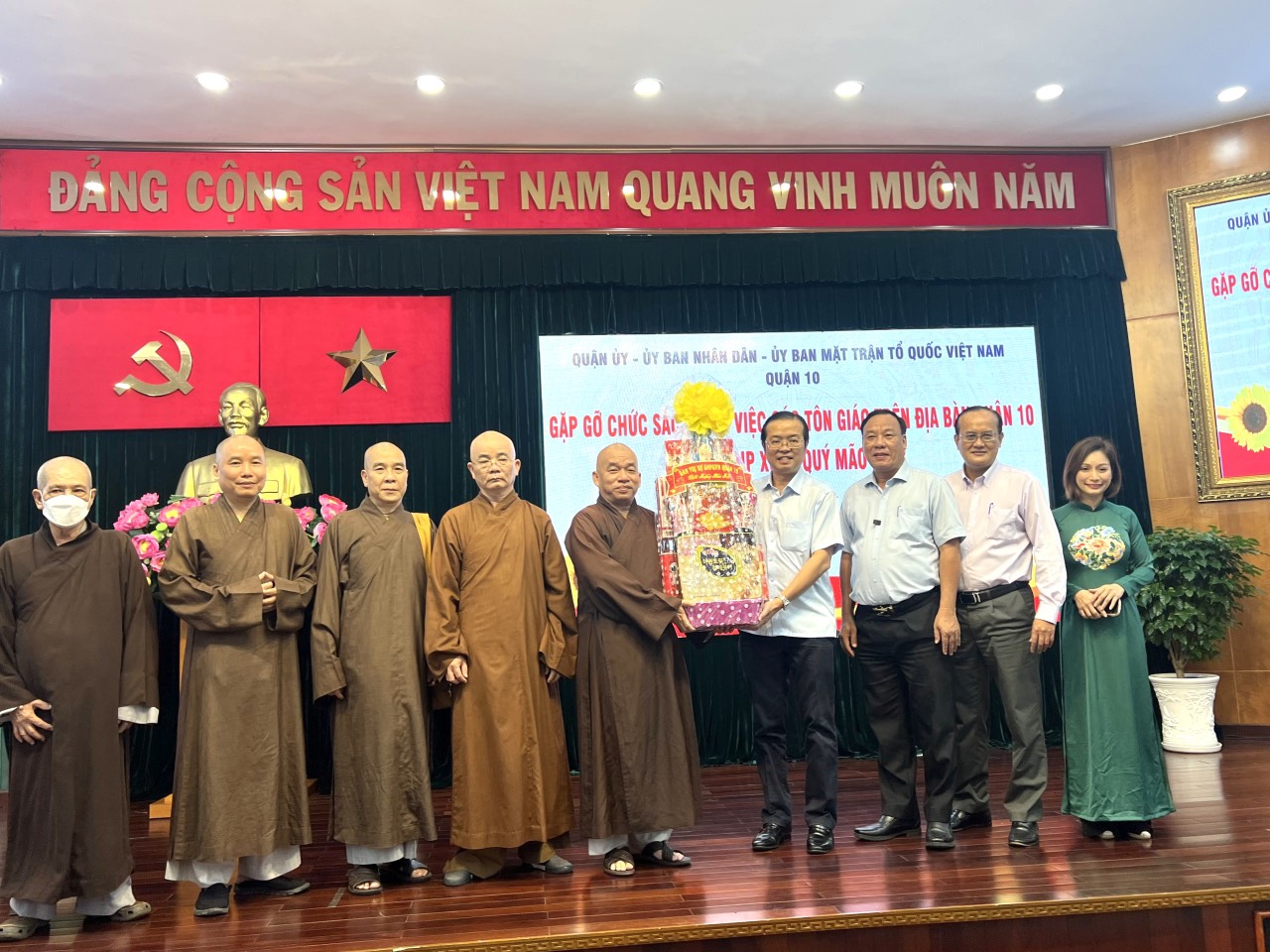 Gặp gỡ các chức sắc tôn giáo trên địa bàn Quận 10