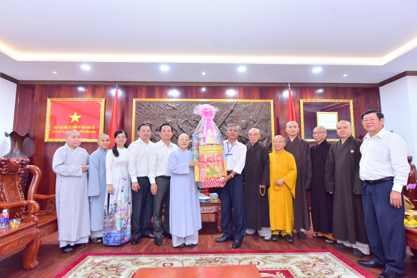 Ban Trị sự GHPGVN TP.HCM và Học viện Phật giáo Việt Nam tại TP.HCM thăm chúc tết lãnh đạo huyện Bình Chánh và xã Lê Minh Xuân