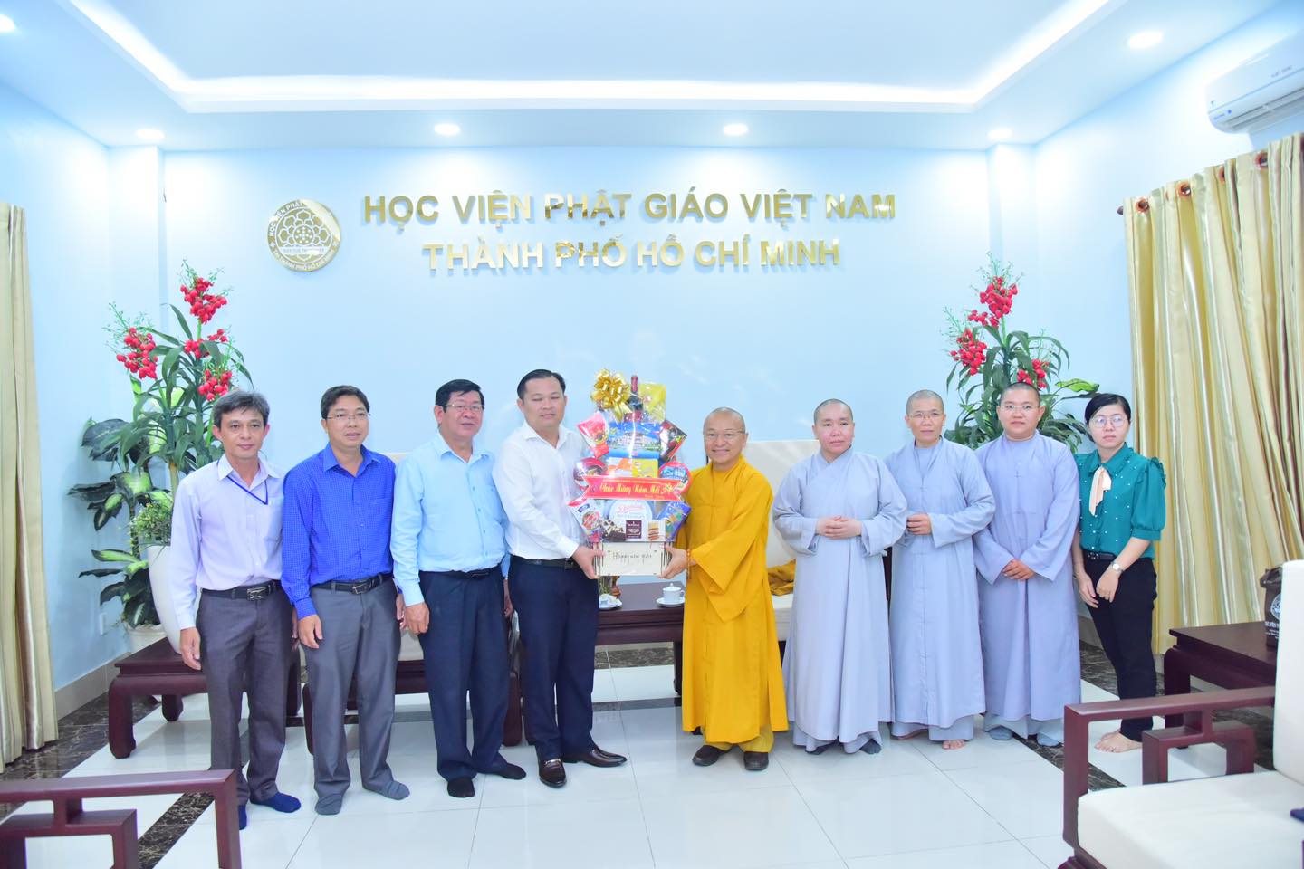 Huyện ủy, HĐND, UBND, UBMTTQVN huyện Bình Chánh thăm chúc tết Học viện Phật giáo Việt Nam tại TP.HCM