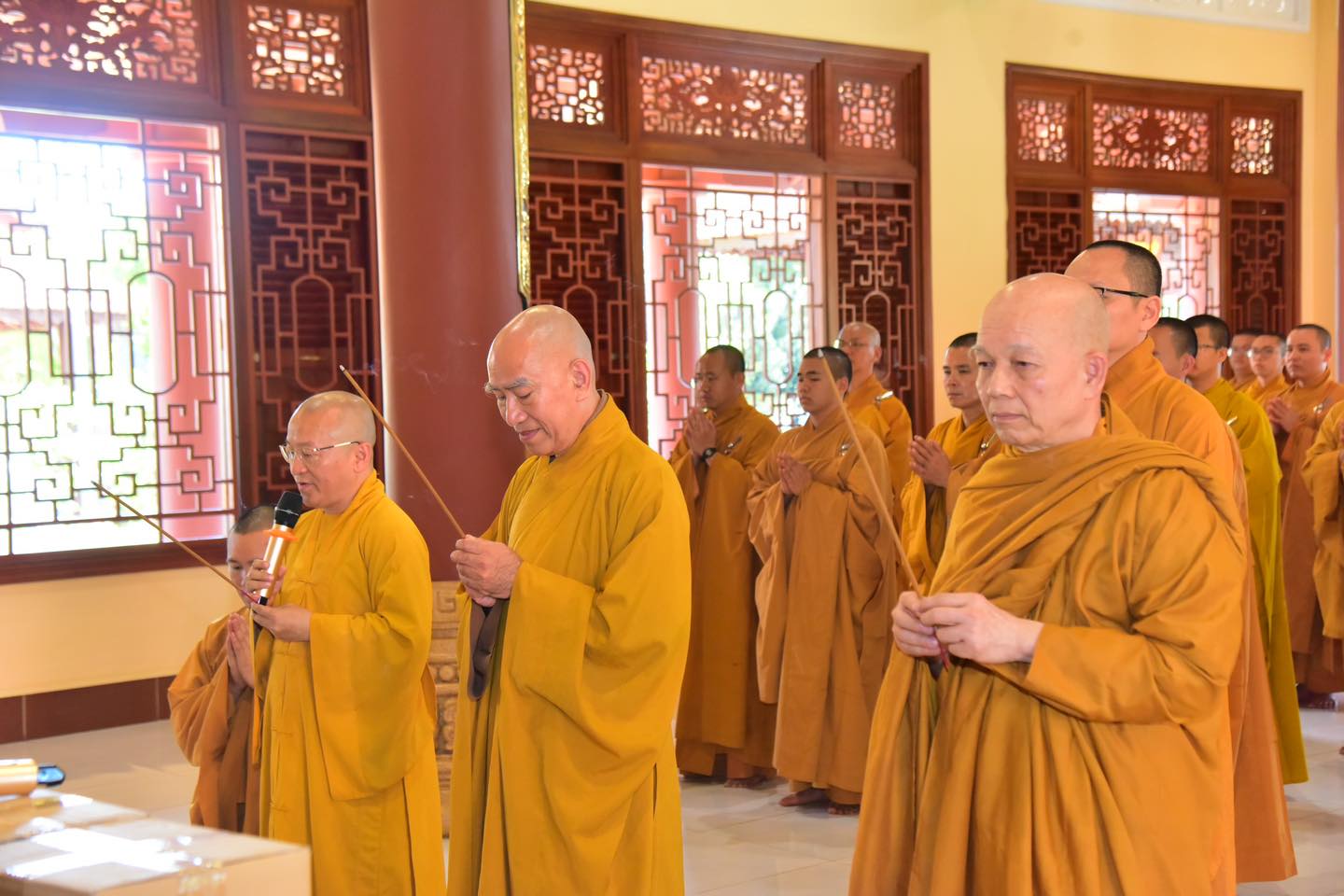Viện Nghiên cứu Phật học Việt Nam và Học viện Phật giáo Việt Nam tại TP.HCM cúng dường Đại tạng Kinh Phật giáo Việt Nam cho thiền viện Thượng Chiếu