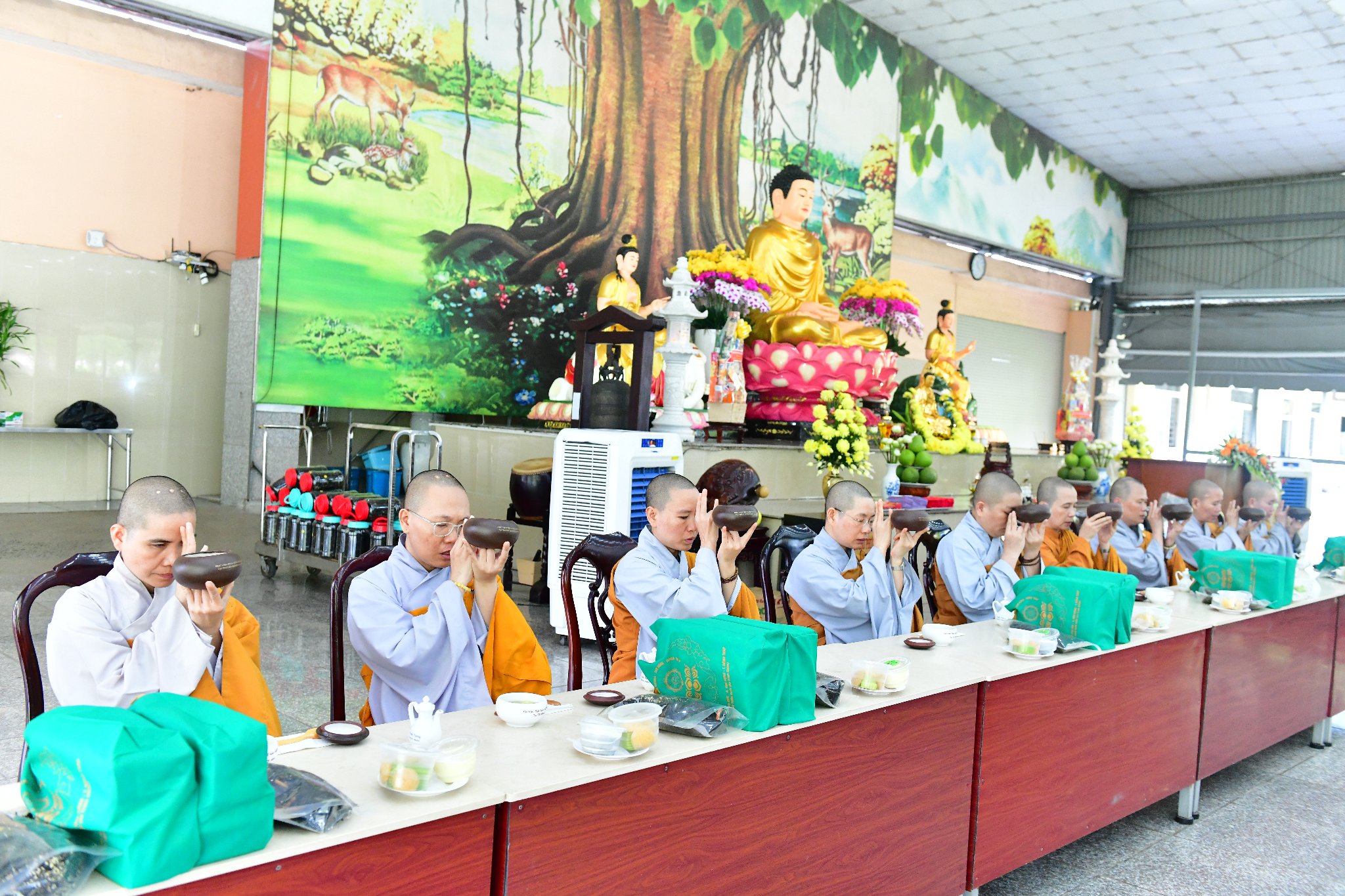 Phái đoàn Phật giáo tỉnh Đồng Tháp cúng dường 650 triệu đồng tại Trường hạ Học viện PGVN tại Tp. HCM