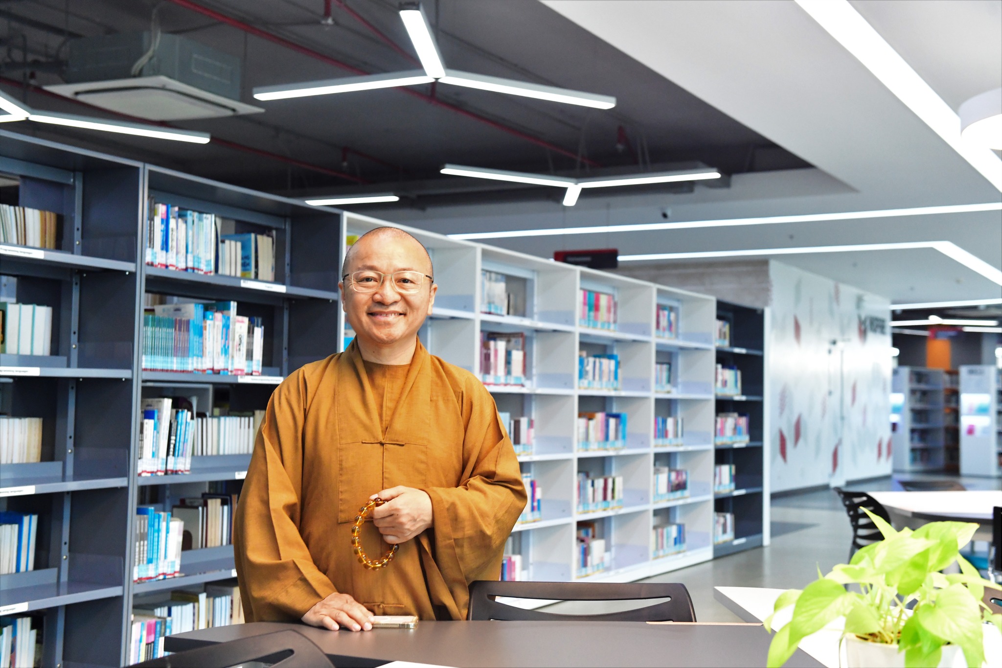 Chư Tôn đức trong Hội đồng Điều hành Học viện PGVN tại Tp. HCM đến tham quan Thư viện ĐH Tôn Đức Thắng