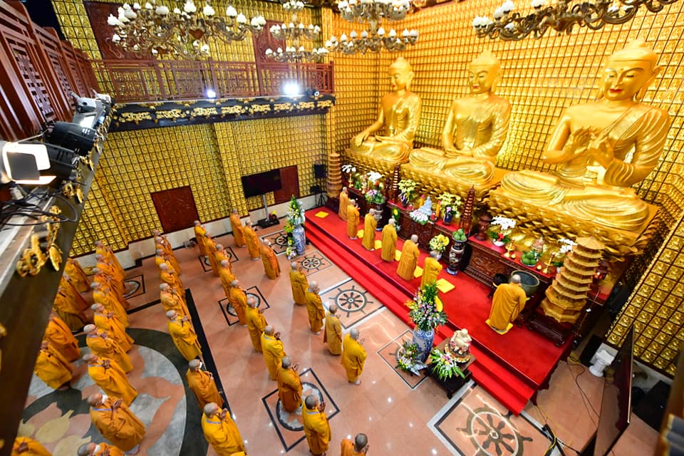 Quỹ Đạo Phật Ngày Nay trang nghiêm cúng dường chư Tăng quận 10 nhân lễ bố-tát tại Chùa Giác Ngộ