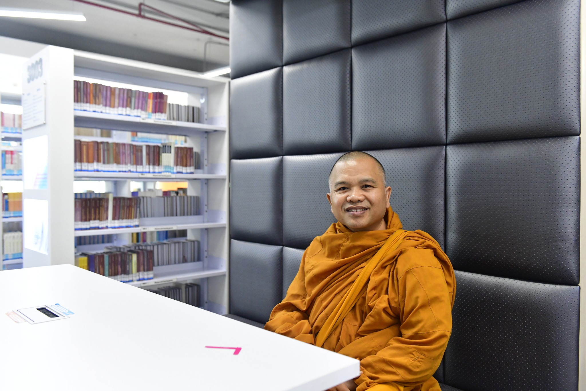 Chư Tôn đức trong Hội đồng Điều hành Học viện PGVN tại Tp. HCM đến tham quan Thư viện ĐH Tôn Đức Thắng