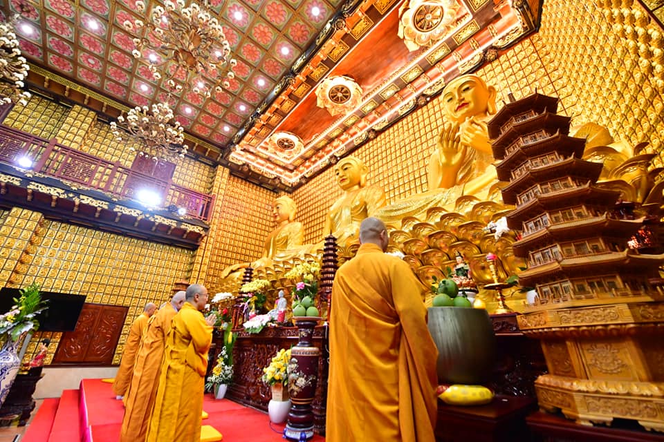 Quỹ Đạo Phật Ngày Nay trang nghiêm cúng dường chư Tăng quận 10 nhân lễ bố-tát tại Chùa Giác Ngộ