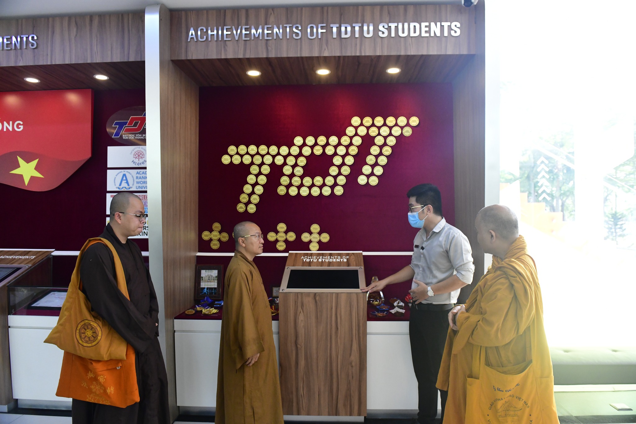 Chư Tôn đức trong Hội đồng Điều hành Học viện PGVN tại Tp. HCM đến tham quan Thư viện ĐH Tôn Đức Thắng