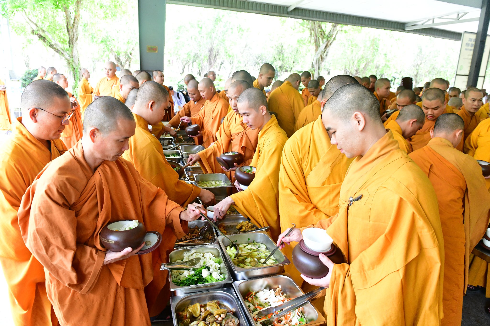 Phái đoàn Phật giáo tỉnh Đồng Tháp cúng dường 650 triệu đồng tại Trường hạ Học viện PGVN tại Tp. HCM