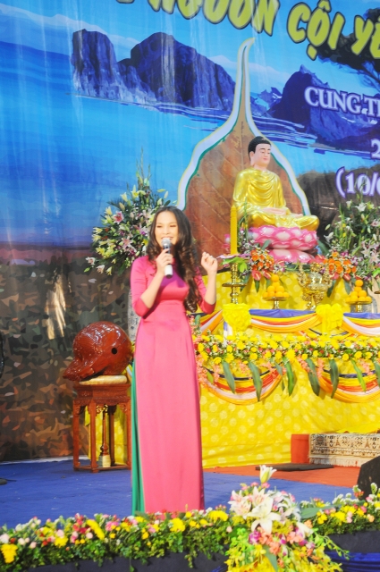 Chùm ảnh : Hơn 3200 Bạn trẻ tham dự khóa tu &quot; Hãy Trở Về Nguồn Cội Yêu Thương&quot; tại Tp. Đà Nẵng