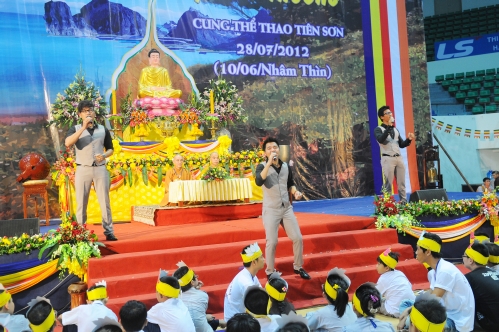 Chùm ảnh : Hơn 3200 Bạn trẻ tham dự khóa tu &quot; Hãy Trở Về Nguồn Cội Yêu Thương&quot; tại Tp. Đà Nẵng