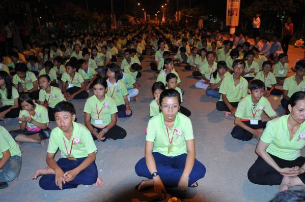 Lung linh 3000 ngọn nến trong đêm cầu nguyện hòa bình