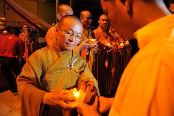 Lung linh 3000 ngọn nến trong đêm cầu nguyện hòa bình
