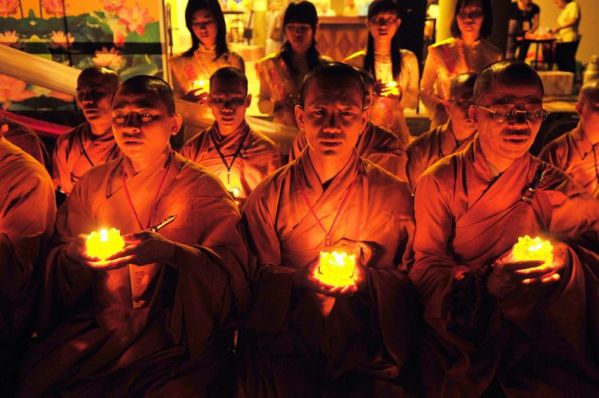 Lung linh 3000 ngọn nến trong đêm cầu nguyện hòa bình
