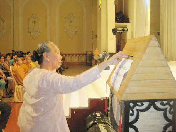 Thông điệp tình người trong mùa Sen nở