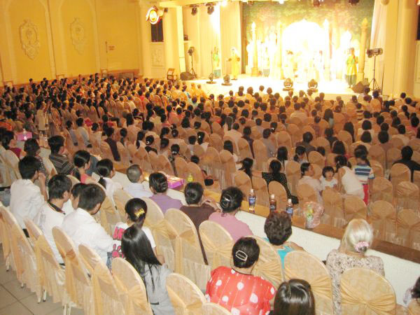 Thông điệp tình người trong mùa Sen nở