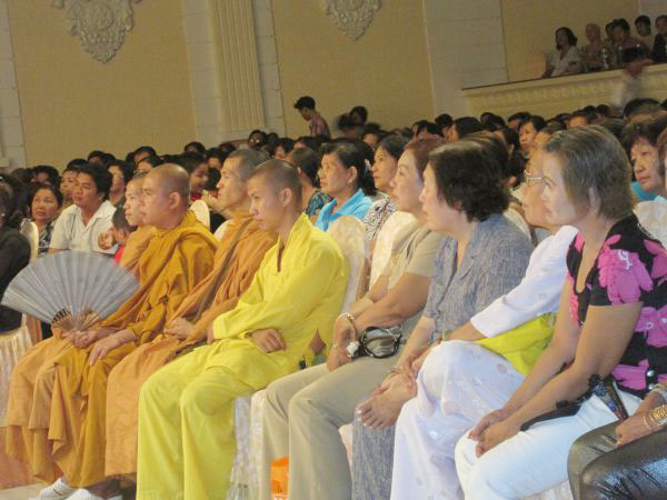 Thông điệp tình người trong mùa Sen nở
