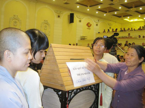 Thông điệp tình người trong mùa Sen nở