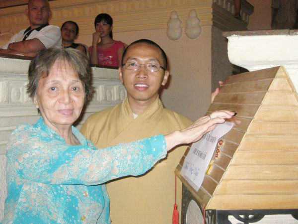 Thông điệp tình người trong mùa Sen nở