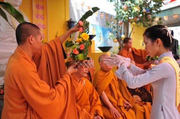 Tịnh xá Ngọc Tuyền - Hóc Môn dâng pháp y nhân mùa Vu lan