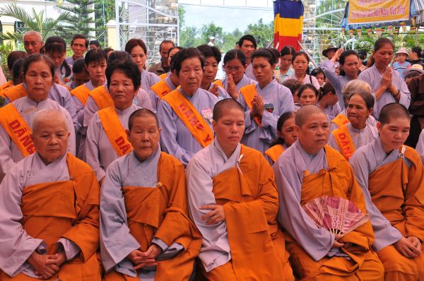 Tịnh xá Ngọc Tuyền - Hóc Môn dâng pháp y nhân mùa Vu lan