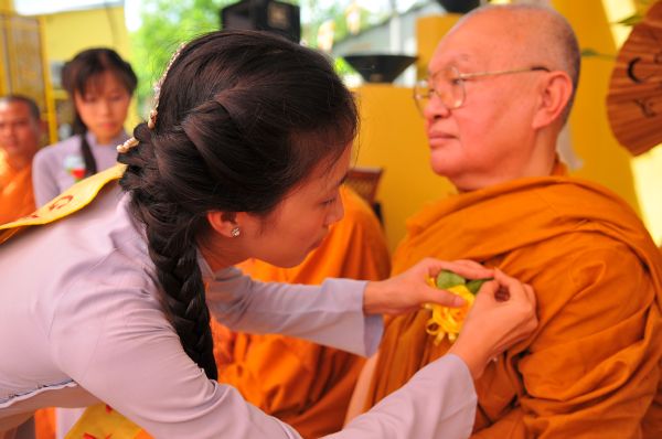 Tịnh xá Ngọc Tuyền - Hóc Môn dâng pháp y nhân mùa Vu lan